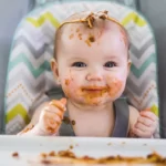 تغذیه نوزاد از 6 ماهگی با غذاهای جامد همراه میشود و مادران باید نوزاد خود را با مواد مغذی و مقوی تغذیه کنند.